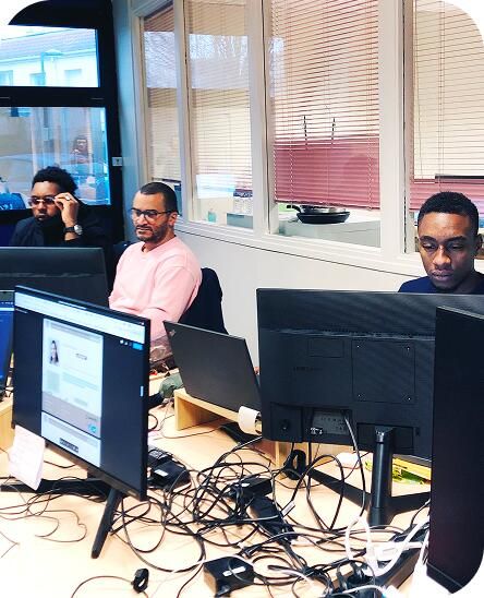 Une personne en formation aux métiers du numérique dans l’Atelier Etap’Web